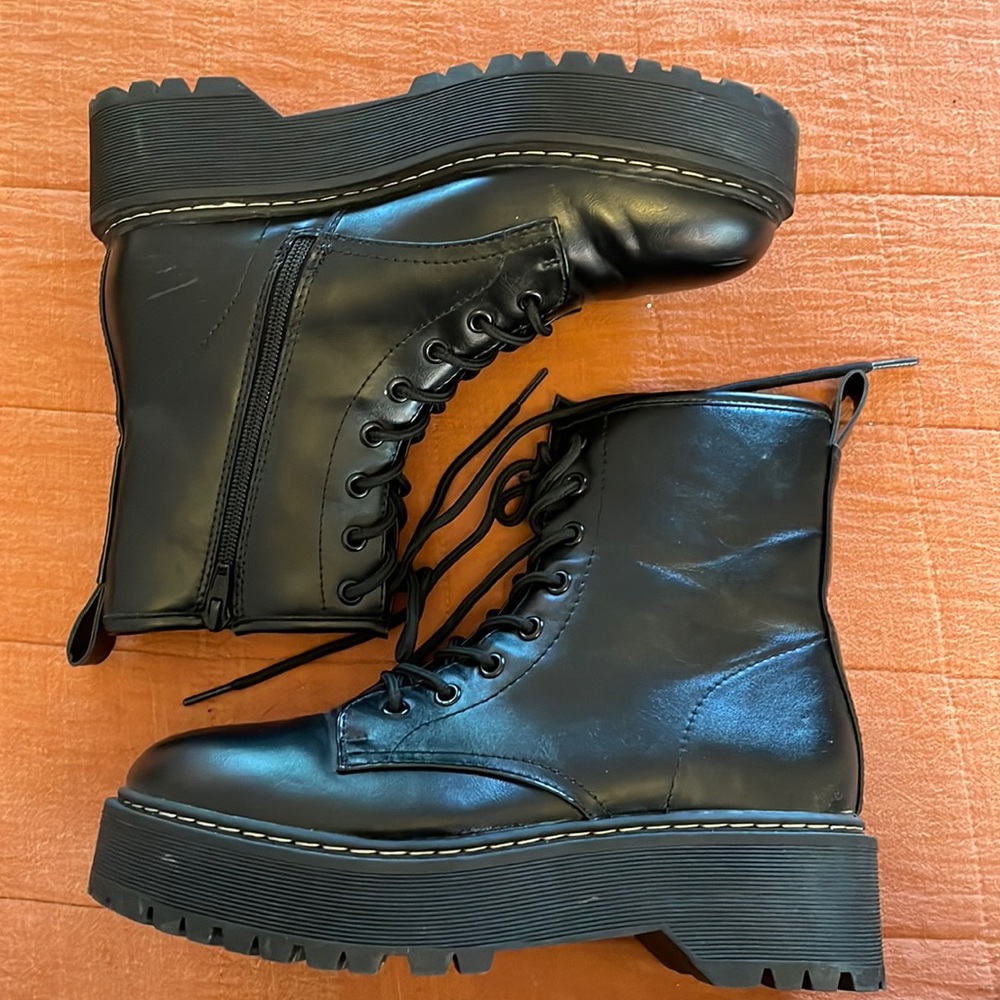 Universal Thread platform combat boot chunky sole